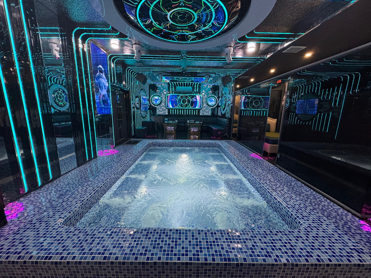 다낭 사쿠라 풀파티 내부